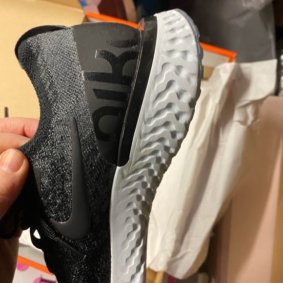 NEW Black & Dark Gray Epic React Flyknit Sneaker - Picture 5 of 8